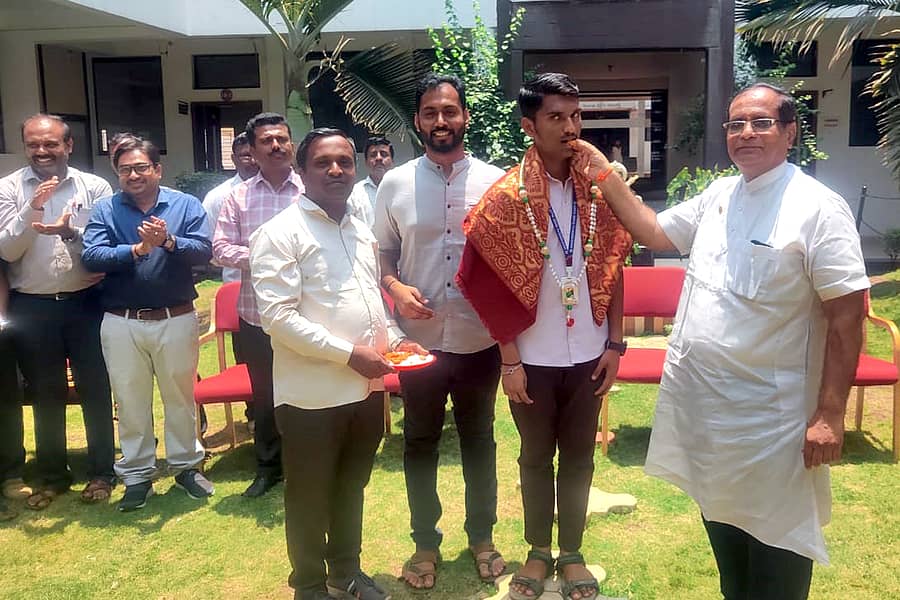 ಬನಹಟ್ಟಿ ಸಮೀಪದ ಯಲ್ಲಟ್ಟಿಯ ಕೊಣ್ಣೂರು ವಿಜ್ಞಾನ ಪದವಿಪೂರ್ವ ಕಾಲೇಜಿನ ವಿದ್ಯಾರ್ಥಿ ದರ್ಶನ ತೇರದಾಳ ರಾಜ್ಯಕ್ಕೆ 8 ನೇ ಮತ್ತು ಜಿಲ್ಲೆಗೆ ಪ್ರಥಮ ಸ್ಥಾನ ಪಡೆದ ನಿಮಿತ್ತ ಪ್ರಾಚಾರ್ಯ ಬಸವರಾಜ ಕೊಣ್ಣುರ ಸಿಹಿ ತಿನಿಸಿದರು.