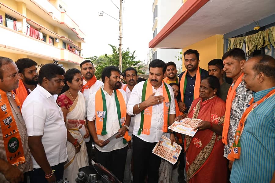 <div class="paragraphs"><p>ಮೈಸೂರಿನ ದೇವರಾಜ ಮೊಹಲ್ಲಾದಲ್ಲಿ ಭಾನುವಾರ ಆಯೋಜಿಸಿದ್ದ ಮನೆ ಮನೆ ಸಂಪರ್ಕ ಅಭಿಯಾನಕ್ಕೆ ಬಿಜೆಪಿ ರಾಜ್ಯ ಘಟಕದ ಅದ್ಯಕ್ಷ ಬಿ.ವೈ. ವಿಜಯೇಂದ್ರ ಚಾಲನೆ ನೀಡಿದರು</p></div>