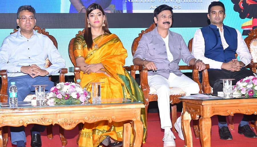 ‘ನಮ್ಮ ಬೆಂಗಳೂರು ಐಕಾನ್ಸ್’ ಕಾರ್ಯಕ್ರಮದ ಉದ್ಘಾಟನೆ ಸಮಾರಂಭದಲ್ಲಿ ಜಿಲ್ಲಾ ಚುನಾವಣಾಧಿಕಾರಿ ತುಷಾರ್ ಗಿರಿನಾಥ್, ಚುನಾವಣೆ ರಾಯಭಾರಿಗಳಾದ ನೀತು ವನಜಾಕ್ಷಿ, ರಮೇಶ್ ಅರವಿಂದ್, ಅನುಪ್ ಶ್ರೀಧರ್ ಭಾಗವಹಿಸಿದ್ದರು