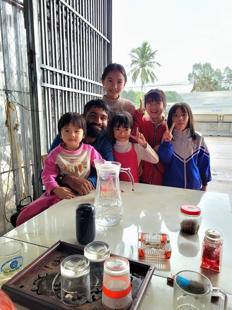 ವಿಯೆಟ್ನಾಂ ದೇಶದ ಮಕ್ಕಳ ಜೊತೆಯಲ್ಲಿ ಸುದರ್ಶನ್‌