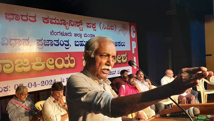 ನಗರದಲ್ಲಿ ಭಾನುವಾರ ನಡೆದ ‘ಇಂಡಿಯಾ’ ಮೈತ್ರಿಕೂಟದ ಪಕ್ಷಗಳ ನಾಯಕರನ್ನು ಒಳಗೊಂಡ ಸಿಪಿಐ ರಾಜಕೀಯ ಸಮಾವೇಶದಲ್ಲಿ ಸಿಪಿಐ ನಾಯಕ ಸಿದ್ದನಗೌಡ ಪಾಟೀಲ ಮಾತನಾಡಿದರು