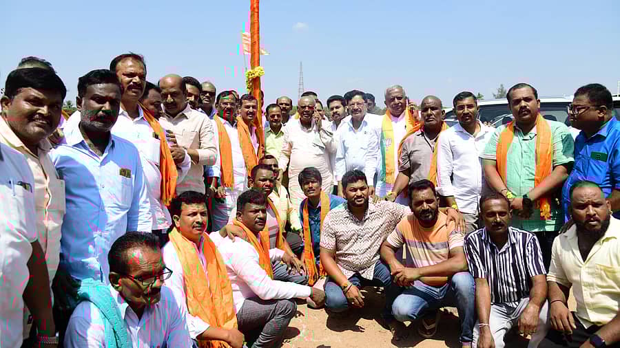 ಪ್ರಧಾನಿ ನರೇಂದ್ರ ಮೋದಿ ಅವರು ಏ.28ರಂದು ದಾವಣಗೆರೆಗೆ ಆಗಮಿಸುತ್ತಿರುವ ಹಿನ್ನೆಲೆಯಲ್ಲಿ ದಾವಣಗೆರೆಯ ಹೈಸ್ಕೂಲ್ ಮೈದಾನದಲ್ಲಿ ಸಂಸದ ಜಿ.ಎಂ.ಸಿದ್ದೇಶ್ವರ ಅವರ ನೇತೃತ್ವದಲ್ಲಿ ಹಂದರ ಕಂಬ ಪೂಜೆ ನೆರವೇರಿಸಲಾಯಿತು. ಬಿಜೆಪಿ ಮುಖಂಡರು ಮತ್ತು ಕಾರ್ಯಕರ್ತರು ಇದ್ದಾರೆ –ಪ್ರಜಾವಾಣಿ ಚಿತ್ರ