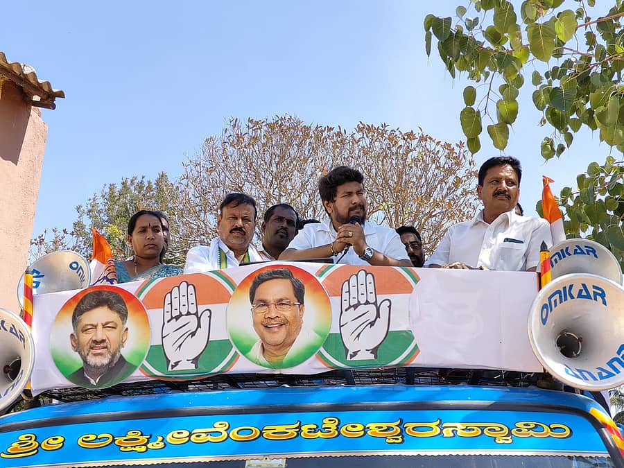 ನಂಜನಗೂಡು ತಾಲ್ಲೂಕಿನ ಹಗಿನವಾಳಿನಲ್ಲಿ ಶಾಸಕ ದರ್ಶನ್ ಧ್ರುವನಾರಾಯಣ ಚಾಮರಾಜನಗರ ಲೋಸಭಾ ಕ್ಷೇತ್ರದ ಕಾಂಗ್ರೆಸ್ ಅಭ್ಯರ್ಥಿ ಸುನೀಲ್ ಬೋಸ್ ಪರ ರ್ಯಾಲಿ ನಡೆಸಿ ಮತಯಾಚಿಸಿದರು