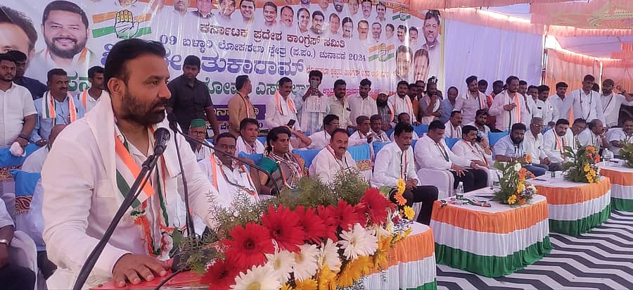 ಸಂಡೂರು ತಾಲ್ಲೂಕಿನ ಚೋರನೂರು ಗ್ರಾಮದಲ್ಲಿ ಗುರುವಾರ ನಡೆದ ಲೋಕಸಭೆ ಕಾಂಗ್ರೆಸ್ ಅಭ್ಯರ್ಥಿ ಇ.ತುಕಾರಾಂ ಅವರ ಪ್ರಚಾರ ಸಭೆಯಲ್ಲಿ ಕಾರ್ಮಿಕ ಸಚಿವ ಸಂತೋಷ್ ಲಾಡ್ ಮಾತನಾಡಿ ಮತಯಾಚಿಸಿದರು