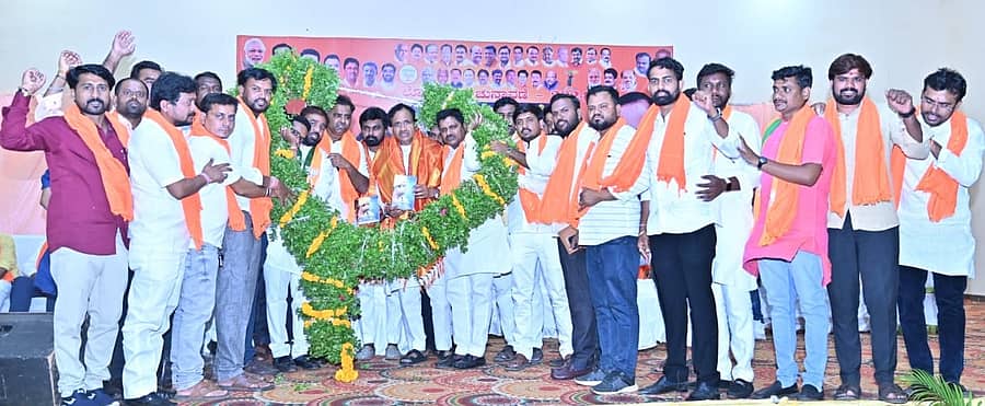 ಬೀದರ್‌ನಲ್ಲಿ ಸೋಮವಾರ ಏರ್ಪಡಿಸಿದ್ದ ಸಭೆಯಲ್ಲಿ ಬಿಜೆಪಿ ಯುವ ಮೋರ್ಚಾ ರಾಜ್ಯ ಘಟಕದ ಅಧ್ಯಕ್ಷ, ಶಾಸಕ ಧೀರಜ್ ಮುನಿರಾಜ್, ಕೇಂದ್ರ ಸಚಿವ ಭಗವಂತ ಖೂಬಾ, ಜಿಲ್ಲಾಧ್ಯಕ್ಷ ಸೋಮನಾಥ ಪಾಟೀಲ ಅವರಿಗೆ ಹೂಮಾಲೆ ಹಾಕಿ ಸತ್ಕರಿಸಲಾಯಿತು
