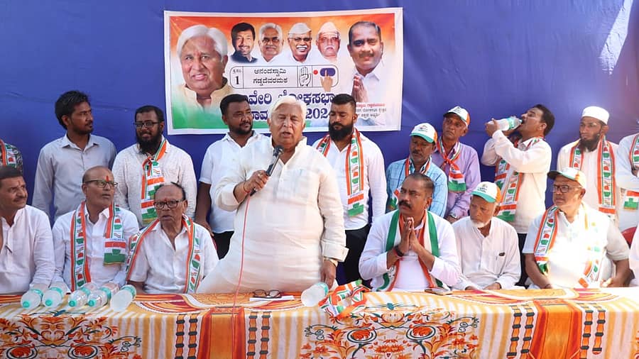 ಗದಗ ನಗರದ 17ನೇ ವಾರ್ಡ್ನಲ್ಲಿ ಹಾವೇರಿ ಲೋಕಸಭಾ ಕ್ಷೇತ್ರದ ಕಾಂಗ್ರೆಸ್ ಅಭ್ಯರ್ಥಿ ಆನಂದಸ್ವಾಮಿ ಗಡ್ಡದೇವರಮಠ ಪ್ರಚಾರಾರ್ಥವಾಗಿ ನಡೆದ ಸಭೆಯಲ್ಲಿ ಜಿಲ್ಲಾ ಉಸ್ತುವಾರಿ ಸಚಿವ ಎಚ್.ಕೆ.ಪಾಟೀಲ ಮಾತನಾಡಿದರು