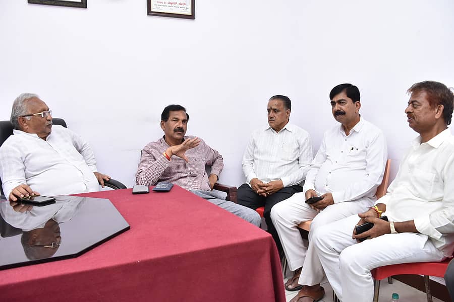 ಕಾಂಗ್ರೆಸ್ ಕಚೇರಿಯಲ್ಲಿ ಶನಿವಾರ ಕಾಂಗ್ರೆಸ್ ಅಭ್ಯರ್ಥಿ ಎಂ.ಲಕ್ಷ್ಮಣ ಪಕ್ಷದ ಮುಖಂಡರೊಟ್ಟಿಗೆ ಚರ್ಚೆ ನಡೆಸಿದರು. ಪಕ್ಷದ ನಗರ ಘಟಕದ ಅಧ್ಯಕ್ಷ ಆರ್.ಮೂರ್ತಿ, ಪ್ರಧಾನ ಕಾರ್ಯದರ್ಶಿ ಶಿವಣ್ಣ, ನಾಗೇಶ್ ಮತ್ತು ಬಿ.ಎಂ. ರಾಮು ಜೊತೆಗಿದ್ದರು