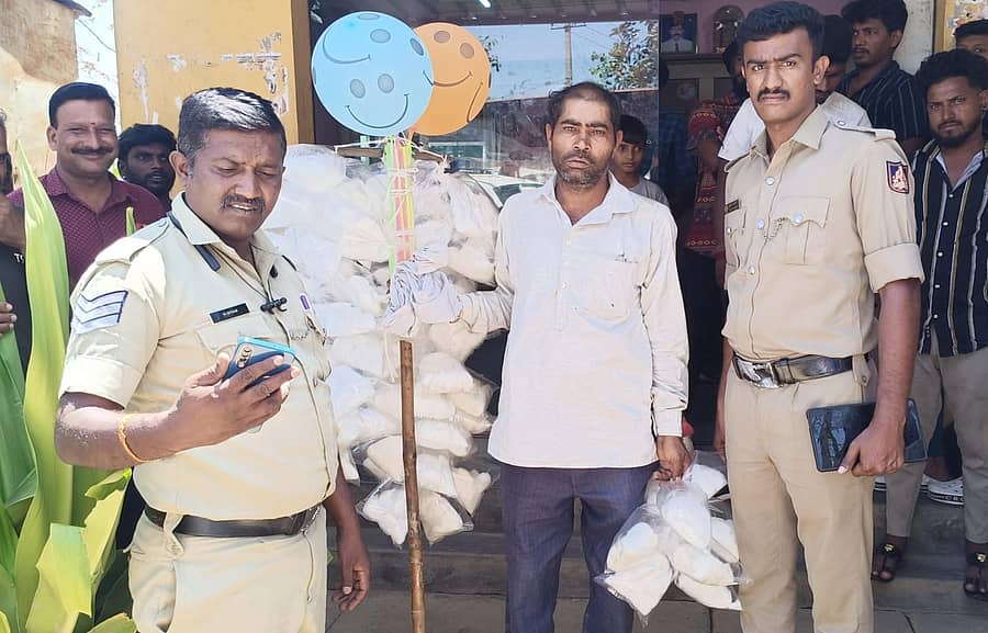 ಹೊಸಕೋಟೆ ತಾಲ್ಲೂಕಿನ ತಾವರೆಕೆರೆ ಗ್ರಾಮದಲ್ಲಿ ಮಗುವನ್ನು ಅಪಹರಿಸುತ್ತಿದ್ದ ಆರೋಪದಲ್ಲಿ ಬಂಧಿಸಲಾಗಿರುವ ವ್ಯಕ್ತಿ