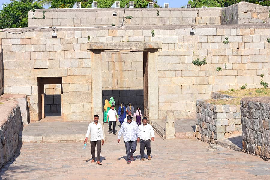 ಚಿತ್ರದುರ್ಗದ ಏಳು ಸುತ್ತಿನ ಕೋಟೆ ವೀಕ್ಷಣೆಗೆ ಬಂದಿರುವ ಪ್ರವಾಸಿಗರು 