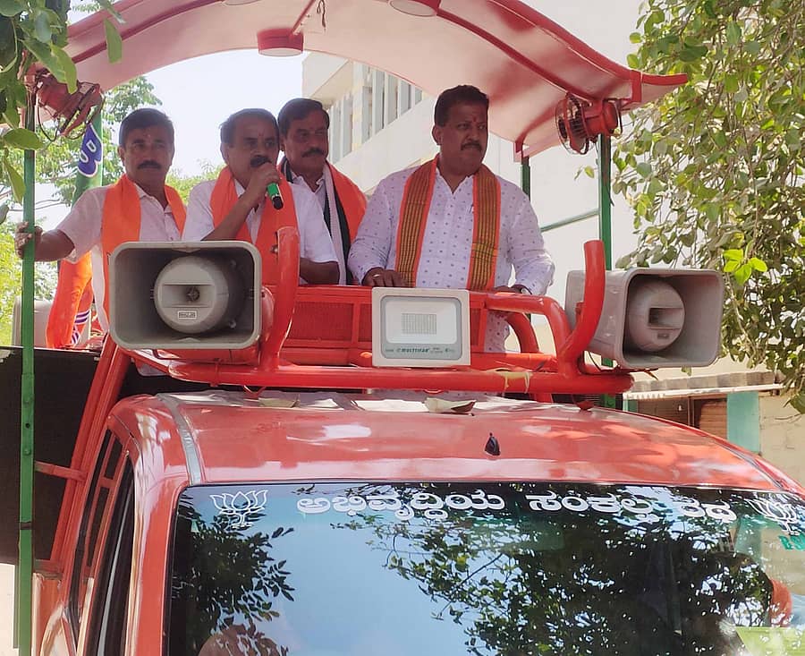 ಚಿಕ್ಕಬಳ್ಳಾಪುರ ಲೋಕಸಭಾ ಕ್ಷೇತ್ರದ ಎನ್ಡಿಎ ಅಭ್ಯರ್ಥಿ ಡಾ.ಕೆ. ಸುಧಾಕರ್ ಪರ, ಶಾಸಕ ಎಸ್.ಆರ್.ವಿಶ್ವನಾಥ್ ಪ್ರಚಾರ ನಡೆಸಿದರು.