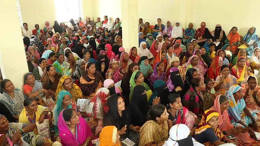 ಗದಗ ನಗರದ 18ನೇ ವಾರ್ಡ್ನ ಜವಳಗಲ್ಲಿಯ ಮುಬಾರಕ್ ಮುಸ್ಲಿಂ ಜಮಾತ್ ಸಭಾಂಗಣದಲ್ಲಿ ಕಾಂಗ್ರೆಸ್ ಅಭ್ಯರ್ಥಿ ಆನಂದಸ್ವಾಮಿ ಗಡ್ಡದೇವರಮಠ ಪ್ರಚಾರಾರ್ಥವಾಗಿ ಸೋಮವಾರ ನಡೆದ ಸಭೆಯಲ್ಲಿ ಮಹಿಳೆಯರು ಪಾಲ್ಗೊಂಡಿದ್ದರು