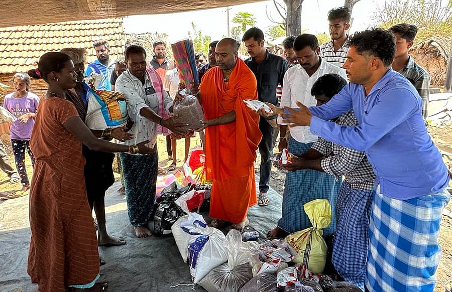 <div class="paragraphs"><p>ಕೊರಟಗೆರೆ ತಾಲ್ಲೂಕಿನ ಚಿಂಪುಗಾನಹಳ್ಳಿಯಲ್ಲಿ ಬೆಂಕಿ ಅವಘಡದಿಂದ ಸೂರು ಕಳೆದುಕೊಂಡವರಿಗೆ ಎಲೆರಾಂಪುರ ಮಠದ ಹನುಮಂತನಾಥ ಸ್ವಾಮೀಜಿ ದಿನಸಿ ಸಾಮಗ್ರಿ ವಿತರಿಸಿದರು.</p></div>