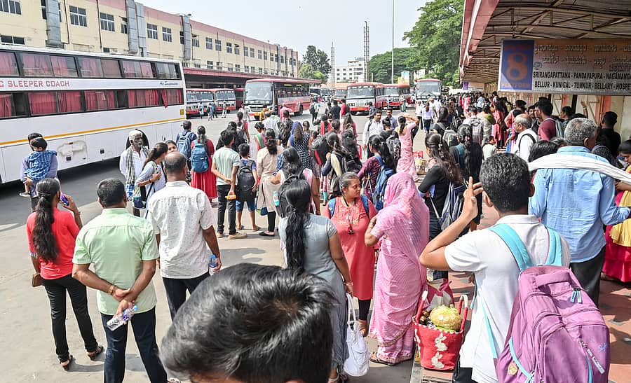 ಮೈಸೂರಿನ ಗ್ರಾಮಾಂತರ ಬಸ್‌ ನಿಲ್ದಾಣದಲ್ಲಿ ಬಸ್‌ಗಾಗಿ ಕಾಯುತ್ತಿರುವ ಪ್ರಯಾಣಿಕರು –ಪ್ರಜಾವಾಣಿ ಚಿತ್ರ‌/ಅನೂಪ್ ರಾಘ.ಟಿ.