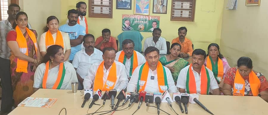 ಹೊಸಕೋಟೆ ನಗರದ ಬಿಜೆಪಿ ಕಚೇರಿಯಲ್ಲಿ ಪತ್ರಿಕಾಗೋಷ್ಠಿಯಲ್ಲಿ ಮಾತನಾಡಿದ ಚಿಕ್ಕಬಳ್ಳಾಪುರ ಲೋಕಸಭಾ ಕ್ಷೇತ್ರದ ಬಿಜೆಪಿ ಅಭ್ಯರ್ಥಿ ಡಾ.ಕೆ.ಸುಧಕರ್. ಎಂಟಿಬಿ ನಾಗರಾಜ್ ಇದ್ದಾರೆ