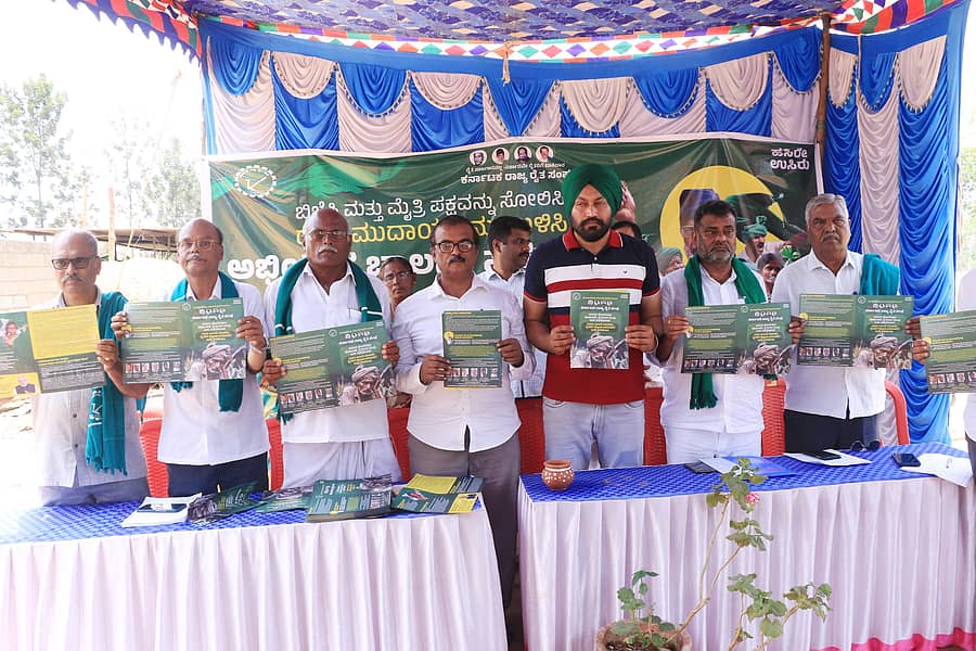 ಅಭಿಯಾನಕ್ಕೆ ಸಂಬಂಧಿಸಿದ ಕರಪತ್ರವನ್ನು ಪಂಜಾಬಿನ ಕ್ರಾಂತಿಕಾರಿ ಕಿಸಾನ್‌ ಯೂನಿಯನ್ನಿನ ಅವತಾರ್‌ ಸಿಂಗ್‌ ಮೆಹ್ಮಾ, ನೂರ್‌ ಶ್ರೀಧರ್‌, ಬಡಗಲಪುರ ನಾಗೇಂದ್ರ ಇತರರು ಬಿಡುಗಡೆ ಮಾಡಿದರು