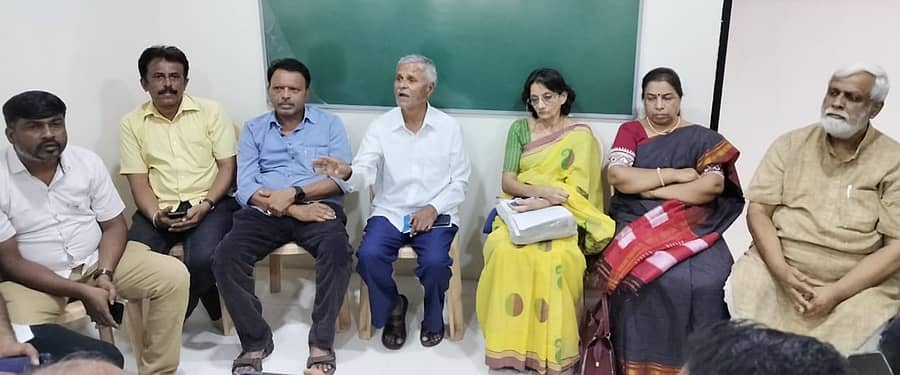 ರಾಮನಗರದಲ್ಲಿ ‘ಜಾಗೃತ ನಾಗರಿಕರು–ಕರ್ನಾಟಕ’ ಸಂಘಟನೆಯು ಭಾನುವಾರ ಹಮ್ಮಿಕೊಂಡಿದ್ದ ಸುದ್ದಿಗೋಷ್ಠಿಯಲ್ಲಿ ಲೇಖಕ ಜಾಣಗೆರೆ ವೆಂಕಟರಾಮಯ್ಯ ಮಾತನಾಡಿದರು. ರವಿಕುಮಾರ್ ಬಾಗಿ, ಬಂಜೆಗೆರೆ ಜಯಪ್ರಕಾಶ್, ಕೆ.ಎಸ್. ವಿಮಲಾ, ಡಾ. ವಸುಂಧರಾ ಭೂಪತಿ, ಸುರೇಂದ್ರ ಇದ್ದಾರೆ