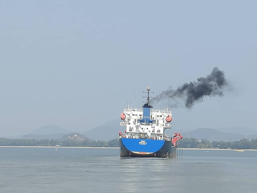 ಕಾರವಾರದ ವಾಣಿಜ್ಯ ಬಂದರಿಗೆ ಹಡಗು ಆಗಮಿಸುತ್ತಿರುವುದು