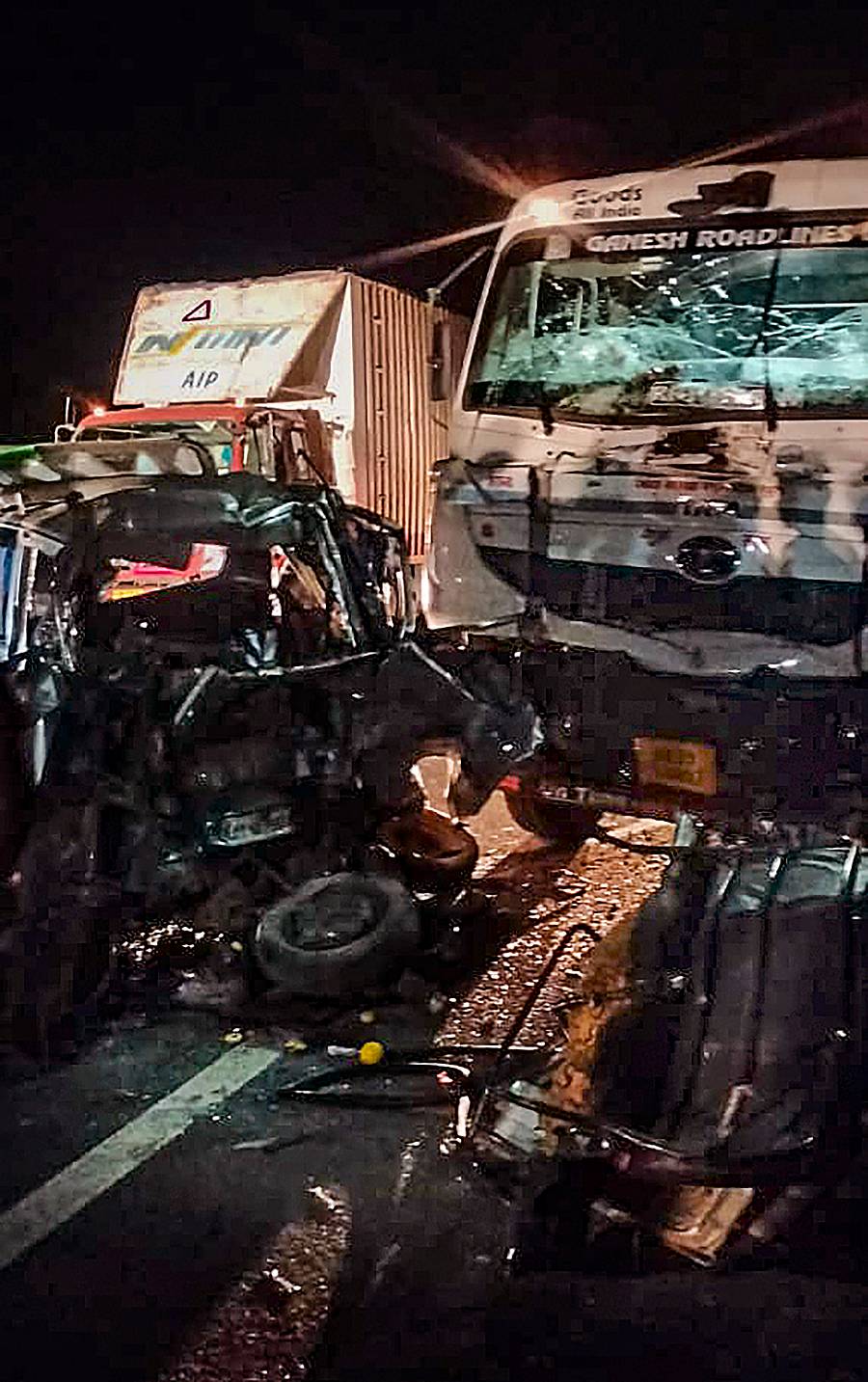 ಟ್ರಕ್‌ ಡಿಕ್ಕಿಯಾಗಿ ನಜ್ಜುಗುಜ್ಜಾಗಿರುವ ಕಾರು 