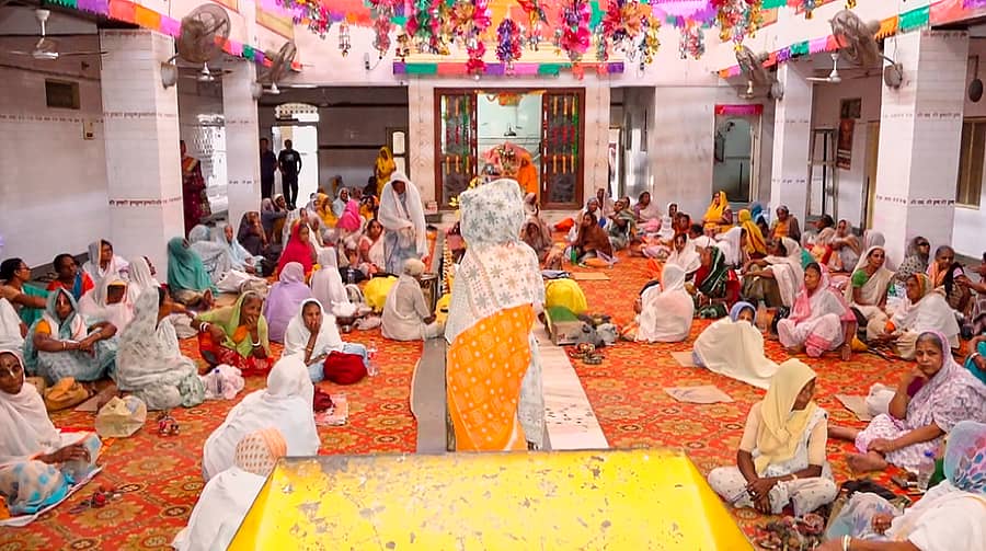 <div class="paragraphs"><p>ವೃಂದಾವನದ ಆಶ್ರಮವೊಂದರಲ್ಲಿ ವಿಧವೆಯರು </p></div>