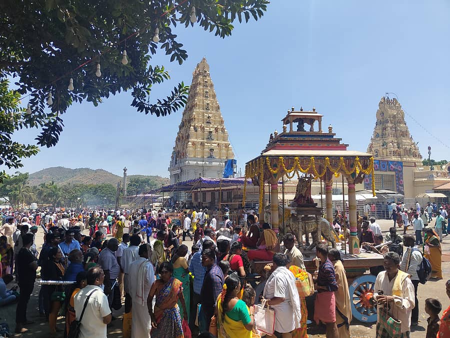 ಯುಗಾದಿ ಜಾತ್ರಾ ಮಹೋತ್ಸವದ ಮೂರನೇ ದಿನ, ಅಮಾವಾಸ್ಯೆ ಅಂಗವಾಗಿ ಮಹದೇಶ್ವರ ಬೆಟ್ಟದಲ್ಲಿ ಭಕ್ತರು ಭಾರಿ ಸಂಖ್ಯೆಯಲ್ಲಿ ಸೇರಿದ್ದರು