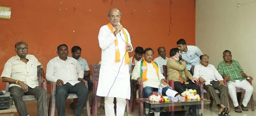 ಚಿಕ್ಕೋಡಿ ತಾಲ್ಲೂಕಿನ ಖಡಕಲಾಟ ಗ್ರಾಮದಲ್ಲಿ ಶುಕ್ರವಾರ ನಡೆದ ಅಭ್ಯರ್ಥಿ ಅಣ್ಣಾಸಾಹೇಬ ಜೊಲ್ಲೆ ಪರ ಪ್ರಚಾರ ಸಭೆಯಲ್ಲಿ ಮಹಾಂತೇಶ ಕವಟಗಿಮಠ ಮಾತನಾಡಿದರು