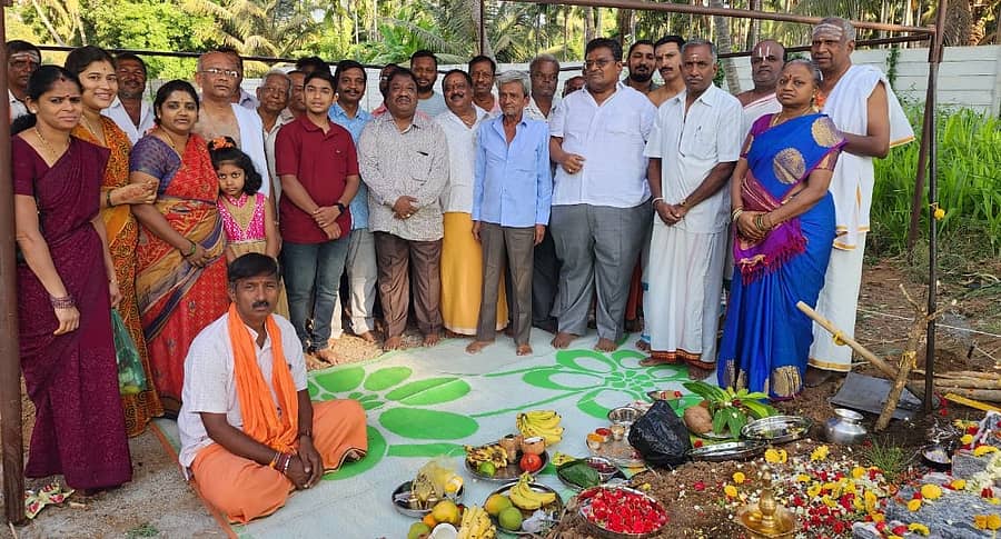 ರಾಮನಗರದ ಅಗ್ರಹಾರದಲ್ಲಿ ಅಯ್ಯಪ್ಪ ಸ್ವಾಮಿ ದೇವಾಲಯ ನಿರ್ಮಾಣಕ್ಕೆ ನಗರಸಭೆ ಸದಸ್ಯ ಹಾಗೂ ಅಯ್ಯಪ್ಪ ಸ್ವಾಮಿ ಸೇವಾ ಮಂಡಳಿ ಟ್ರಸ್ಟ್ ಅಧ್ಯಕ್ಷ ಕೆ. ಶೇಷಾದ್ರಿ ಶಶಿ ಹಾಗೂ ಪದಾಧಿಕಾರಿಗಳು ಸೋಮವಾರ ಭೂಮಿ ಪೂಜೆ ನೆರವೇರಿಸಿದರು