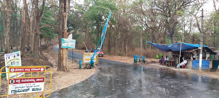 ಕುಶಾಲನಗರ ಸಮೀಪದ ಸಿದ್ಧಲಿಂಗಪುರ, ಬಾಣವಾರದ ಸುತ್ತಮುತ್ತ ಗುರುವಾರ ಸಂಜೆ ತುಂತುರು ಮಳೆ ಸುರಿಯಿತು