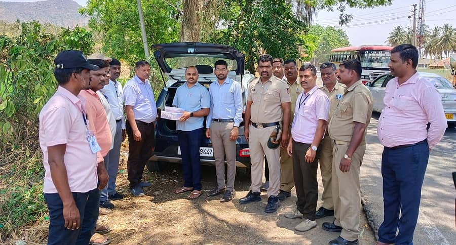 <div class="paragraphs"><p>ಕೊಳ್ಳೇಗಾಲ ತಾಲ್ಲೂಕಿನ ಸತ್ತೇಗಾಲ ಚೆಕ್ಪೋಸ್ಟ್ನಲ್ಲಿ ಗುರುವಾರ ದಾಖಲೆಗಳಿಲ್ಲದೇ ಕಾರಿನಲ್ಲಿ ಸಾಗಿಸುತ್ತಿದ್ದ 1,57,87,000 ರೂ. ಮೌಲ್ಯದ 2. 170 ಕೆಜಿ ತೂಕದ ಚಿನ್ನಾಭರಣಗಳನ್ನು ಚುನಾವಣಾ ಕರ್ತವ್ಯದಲ್ಲಿದ್ದ ಅಧಿಕಾರಿಗಳು ವಶಕ್ಕೆ ಪಡೆದಿದ್ದಾರೆ. </p></div>