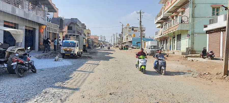 ಕೆಜಿಎಫ್‌ ಆಂಡರಸನ್‌ಪೇಟೆಯಲ್ಲಿ ಜಲ್ಲಿ ಮತ್ತು ಮಣ್ಣಿನಿಂದ ಆವೃತವಾದ ರಾಜ್ಯ ಮುಖ್ಯ ರಸ್ತೆ