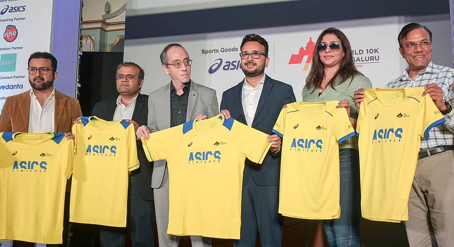 ಬೆಂಗಳೂರಿನಲ್ಲಿ ಗುರುವಾರ ‘ಟಿಸಿಎಸ್ ವಿಶ್ವ 10ಕೆ ಬೆಂಗಳೂರು-2024’ ಓಟದ ಪೋಷಾಕು ಬಿಡುಗಡೆ ಮಾಡಲಾಯಿತು. ಪ್ರಜಾವಾಣಿ ಚಿತ್ರ