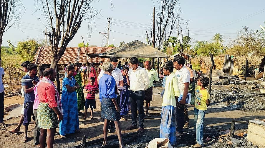ಕೊರಟಗೆರೆ ತಾಲ್ಲೂಕಿನ ಚಿಂಪುಗಾನಹಳ್ಳಿಯಲ್ಲಿ ಗುಡಿಸಲು ಸುಟ್ಟ ಸ್ಥಳಕ್ಕೆ ತಹಶೀಲ್ದಾರ್ ಕೆ.ಮಂಜುನಾಥ ಭೇಟಿ ನೀಡಿ ನಿರಾಶ್ರಿತರೊಂದಿಗೆ ಚರ್ಚಿಸಿದರು
