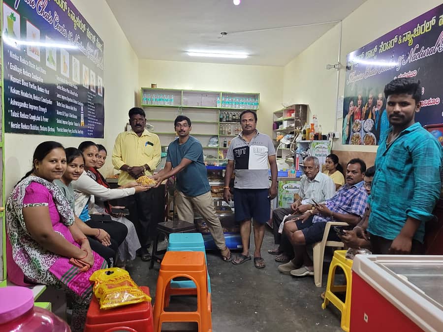 ಕುದೂರು ಪಟ್ಟಣದ ಮೈಸೂರ್ ಚಾಟ್ಸ್ ಸೆಂಟರ್ ನಲ್ಲಿ ಚಾಟ್ಸ್ ಸರ್ವ್ ಮಾಡುತ್ತಿರುವ ಅಂಗಡಿ ಮಾಲೀಕ ನಾಗಪ್ರಸಾದ್