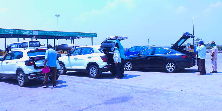 ಕುಮಾರಪಟ್ಟಣ ಸಮೀಪದ ಚಳಗೇರಿ ಟೋಲ್ ಬಳಿ ಸ್ಥಾಪಿಸಿರುವ ಚೆಕ್ ಪೋಸ್ಟ್ನಲ್ಲಿ ಚುನಾವಣಾ ಸಿಬ್ಬಂದಿ ಸುಡು ಬಿಸಿಲಿನಲ್ಲಿ ವಾಹನಗಳ ತಪಾಸಣೆ ನಡೆಸಿದರು