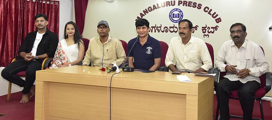 ‘ಗಬ್ಬರ್ ಸಿಂಗ್’ ತುಳು ಚಲನಚಿತ್ರ ಕುರಿತ ಸುದ್ದಿಗೋಷ್ಠಿಯಲ್ಲಿ ಭೋಜರಾಜ್ ವಾಮಂಜೂರು ಮಾತನಾಡಿದರು