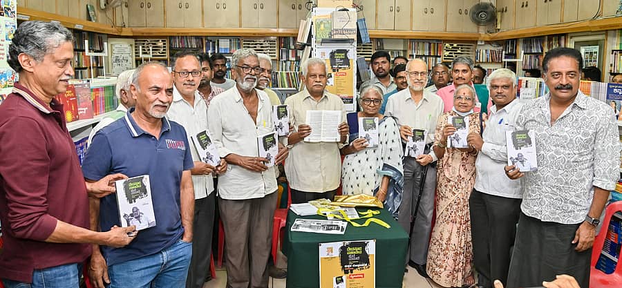 <div class="paragraphs"><p>ಮೈಸೂರಿನ ನವಕರ್ನಾಟಕ ಪುಸ್ತಕ ಮಳಿಗೆಯಲ್ಲಿ ದೇವನೂರ ಮಹಾದೇವ ಅವರ ಆಯ್ದ ಸಂದರ್ಶನ ಲೇಖನಗಳ ಸಂಗ್ರಹ ‘ದೇವನೂರ ಮಹಾದೇವ ಜೊತೆ ಮಾತುಕತೆ’ ಕೃತಿಯನ್ನು ಲೇಖಕ ಪ್ರೊ.ಕೃಷ್ಣಮೂರ್ತಿ ಹನೂರು ಗುರುವಾರ ಬಿಡುಗಡೆ ಮಾಡಿದರು. </p></div>