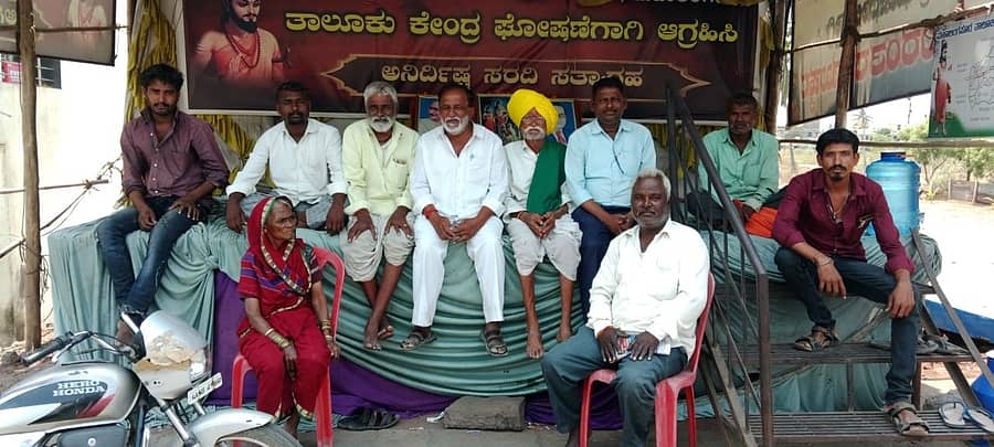 ಮಹಾಲಿಂಗಪುರದ ಚನ್ನಮ್ಮ ವೃತ್ತದಲ್ಲಿ ತಾಲ್ಲೂಕು ಕೇಂದ್ರಕ್ಕೆ ಆಗ್ರಹಿಸಿ ನಡೆದಿರುವ ಅನಿರ್ದಿಷ್ಟಾವಧಿ ಹೋರಾಟದ 725ನೇ ದಿನವಾದ ಭಾನುವಾರ ತಾಲ್ಲೂಕು ಹೋರಾಟ ಸಮಿತಿ ಅಧ್ಯಕ್ಷ ಸಂಗಪ್ಪ ಹಲ್ಲಿ ಮಾತನಾಡಿದರು