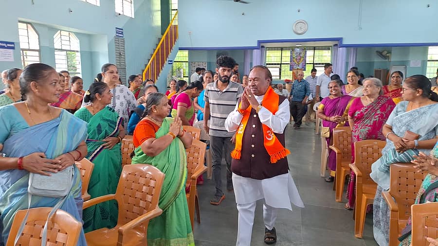 ಶಿವಮೊಗ್ಗದಲ್ಲಿ ಬುಧವಾರ ವಿಪ್ರ ಮಹಿಳೆಯರೊಂದಿಗೆ ಕೆ.ಎಸ್.ಈಶ್ವರಪ್ಪ ಸಭೆ ನಡೆಸಿದರು