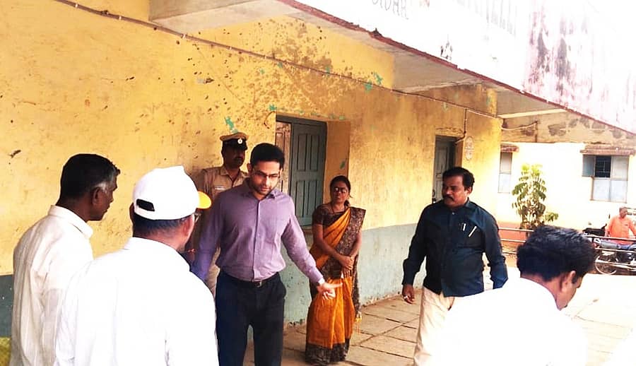 ಚಿಟಗುಪ್ಪ ತಾಲ್ಲೂಕಿನ ಮನ್ನಾಎಖ್ಖೇಳಿ ಗ್ರಾಮದ ಮತಗಟ್ಟೆಗಳಿಗೆ ಶನಿವಾರ ಪ್ರಾದೇಶಿಕ ಆಯುಕ್ತ ಕೃಷ್ಣ ಬಾಜಪೇಯಿ ಭೇಟಿ ನೀಡಿ ಪರಿಶೀಲನೆ ನಡೆಸಿದರು