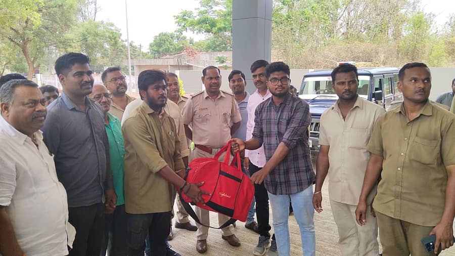 ಆಟೊದಲ್ಲಿ ಬಿಟ್ಟು ಹೋಗಿದ್ದ ಚಿನ್ನಾಭರಣವಿದ್ದ ಬ್ಯಾಗ್ ಅನ್ನು ಆಟೊ ಚಾಲಕ ನಾಗರಾಜ ಅವರು, ಹುಬ್ಬಳ್ಳಿ ಗೋಕುಲ ರಸ್ತೆ ಪೊಲೀಸ್ ಠಾಣೆ ಎದುರು ವಾರಸ್ದಾರರಿಗೆ ಹಸ್ತಾಂತರಿಸಿದರು