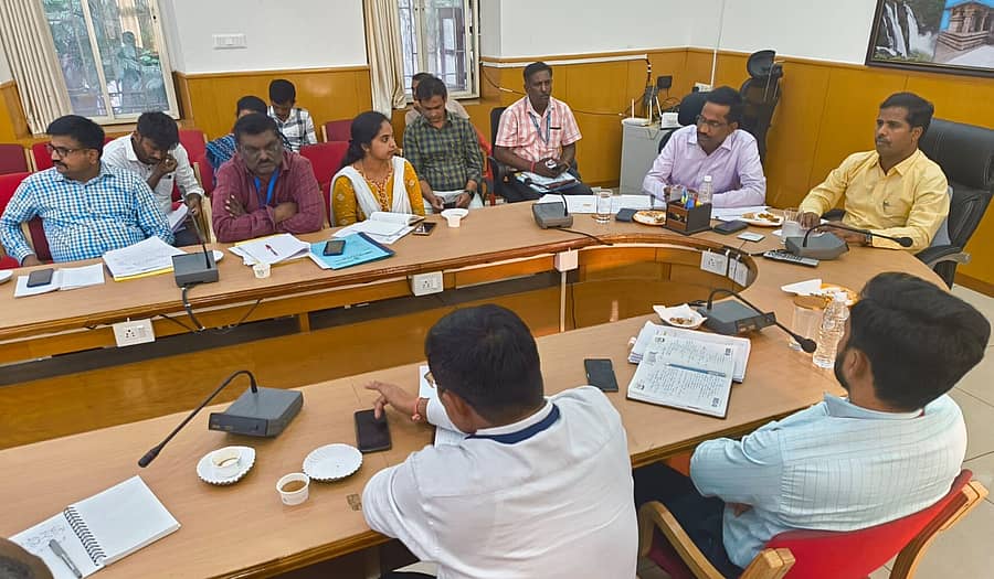 ಜಿಲ್ಲಾಧಿಕಾರಿ ಕಚೇರಿಯಲ್ಲಿ ಜಿಲ್ಲಾ ಚುನಾವಣಾಧಿಕಾರಿ ಕುಮಾರ ಅವರು ಸೋಮವಾರ ಸಹಾಯಕ ಚುನಾವಣಾಧಿಕಾರಿಗಳ ಸಭೆ ನಡೆಸಿದರು