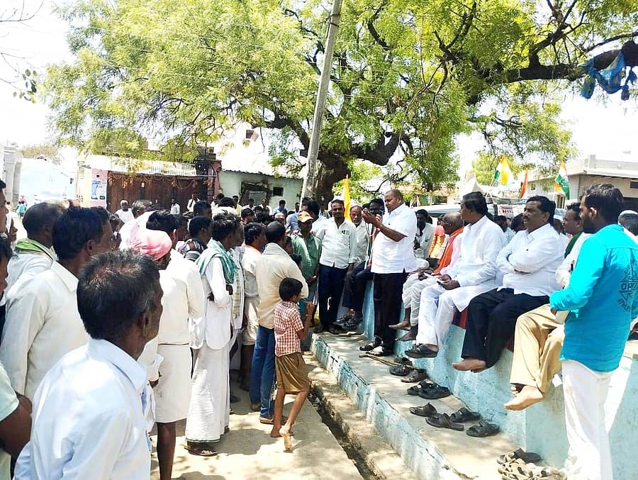 ಹಟ್ಟಿ ಸಮೀಪದ ಆನ್ವರಿ ಗ್ರಾಮದಲ್ಲಿ ಕೆಪಿಸಿಸಿ ರಾಜ್ಯ ಉಪಾಧ್ಯಕ್ಷ ಡಿ.ಎಸ್.ಹೂಲಗೇರಿ ಕಾಂಗ್ರೆಸ್ ಅಭ್ಯರ್ಥಿ ಪರ ಮತಯಾಚನೆ ಮಾಡಿದರು