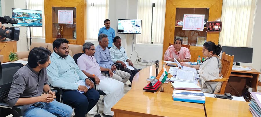 <div class="paragraphs"><p>ಬಿಜೆಪಿಯ ಜಿ.ನಾರಾಯಣ ಪ್ರಸಾದ್ ಹಾಗೂ ಇತರರು ದೂರು ನೀಡಲು ಜಿಲ್ಲಾ ಚುನಾವಣಾಧಿಕಾರಿಯವರನ್ನು ಭೇಟಿಯಾದ ಸಂದರ್ಭದ ಚಿತ್ರ</p></div>