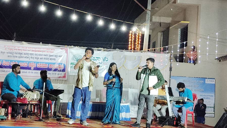 ಹಳೇಬೀಡು ಹೋಬಳಿಯ ಹೆಬ್ಬಾಳು.ಗ್ರಾಮದಲ್ಲಿ ಹೆಬ್ಬಾಳು ಗ್ರಾಮಾಭಿವೃದ್ಧಿ ಸಂಘದಿಂದ ಗ್ರಾಮದೇವತೆ ಜಾತ್ರೆ ಪ್ರಯುಕ್ತ ಆಯೋಜಿಸಿದ್ದ ಸಂಗೀತ ಸಂಜೆ ಸಾಂಸ್ಕೃತಿಕ  ಉತ್ಸವದಲ್ಲಿ ಚಿಕ್ಕಮಗಳೂರಿನ ಭಾಗ್ಯಶ್ರೀ ಗೌಡ.ಎಂ.ಪಿ, ವಿಶಾಖ್ ನಾಗಲಪುರ, ಕಾರ್ತಿಕ್ ನಾಗಲಪುರ ಗೀತೆಗಳನ್ನು ಹಾಡಿ ರಂಜಿಸಿತು.