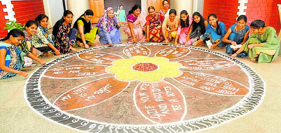 <div class="paragraphs"><p>ಮತದಾನ ಜಾಗೃತಿಗಾಗಿ ದಾವಣಗೆರೆಯ ಬಾಲಕಿಯರ ಪೋಸ್ಟ್ ಮೆಟ್ರಿಕ್ ವಿದ್ಯಾರ್ಥಿನಿಲಯದ ವಿದ್ಯಾರ್ಥಿನಿಯರು ಮತದಾನ ಕುರಿತು ಜಾಗೃತಿಗಾಗಿ ರಂಗೋಲಿ ಬಿಡಿಸಿದರು. ಹೆಚ್ಚುವರಿ ಜಿಲ್ಲಾಧಿಕಾರಿ ಸಯ್ಯದಾ ಅಫ್ರೀನ್ ಬಾನು ಎಸ್.ಬಳ್ಳಾರಿ, ಪಾಲಿಕೆ ಆಯುಕ್ತೆ ರೇಣುಕಾ ಇದ್ದರು.</p></div>
