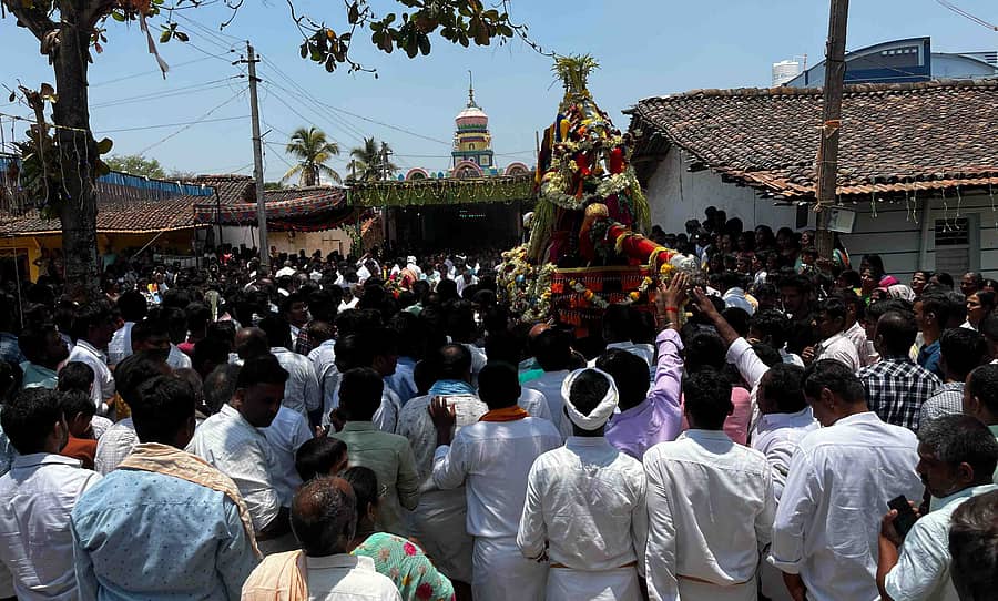 ಚಿಕ್ಕಜಾಜೂರು ಸಮೀಪದ ಗ್ಯಾರೆಹಳ್ಳಿ ಗ್ರಾಮದಲ್ಲಿ ಮಂಗಳವಾರ ನಂದಿ ಪರಮೇಶ್ವರ ಸ್ವಾಮಿಯ ಕೆಂಡಾರ್ಚನೆ ನಡೆಯಿತು.