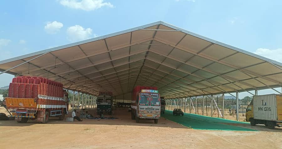 ಬೆಂಗಳೂರು ಗ್ರಾಮಾಂತರ ಕ್ಷೇತ್ರದ ಮೈತ್ರಿಕೂಟದ ಬಿಜೆಪಿ ಅಭ್ಯರ್ಥಿ ಡಾ. ಸಿ.ಎನ್. ಮಂಜುನಾಥ್ ಅವರು ಗುರುವಾರ ನಾಮಪತ್ರ ಸಲ್ಲಿಸಿದ ಬಳಿಕ ನಡೆಯುವ ಬಹಿರಂಗ ಪ್ರಚಾರ ಸಭೆಗೆ, ನಗರದ ಹಳೆ ಚಾಮುಂಡೇಶ್ವರಿ ಸಿಲ್ಕ್ ಮಿಲ್ಕ್ ಜಾಗದಲ್ಲಿ ಬೃಹತ್ ಟೆಂಟ್ ಹಾಕಲಾಗಿದೆ