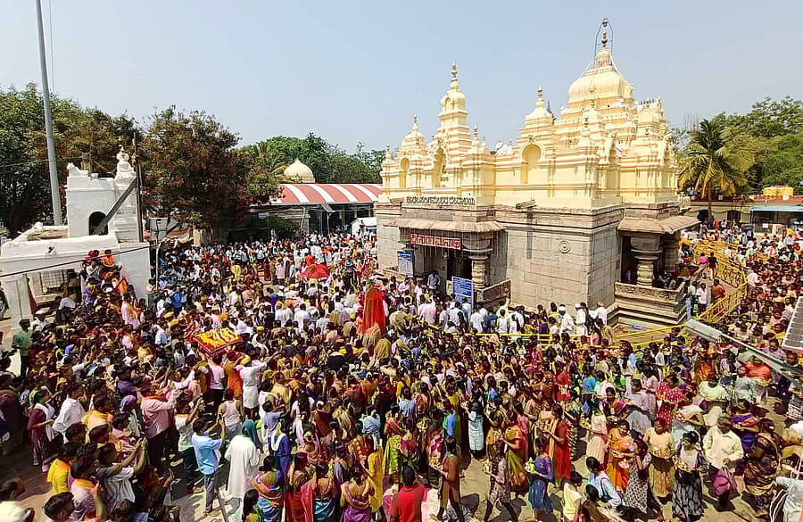 ಸಂಗಮೇಶ್ವರ ದೇವಾಲಯ ಆವರಣದಲ್ಲಿ ಬಂಗಾರ ಕಳಸದ ಮೇರವಣಿಗೆ ಮಾಡಿದರು.