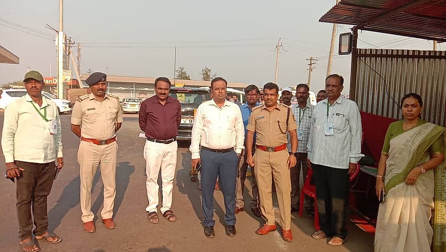 ಕಾಗವಾಡ-ಗಣೇಶವಾಡಿ ಚೆಕ್ ಪೋಸ್ಟ್ಗೆ ಜಿಲ್ಲಾಧಿಕಾರಿ ನಿತೇಶ್ ಪಾಟೀಲ, ಎಸ್ಪಿ ಡಾ. ಭೀಮಾಶಂಕರ ಗುಳೇದ, ಅಧಿಕಾರಿಗಳು ಭೇಟಿ ನೀಡಿದರು