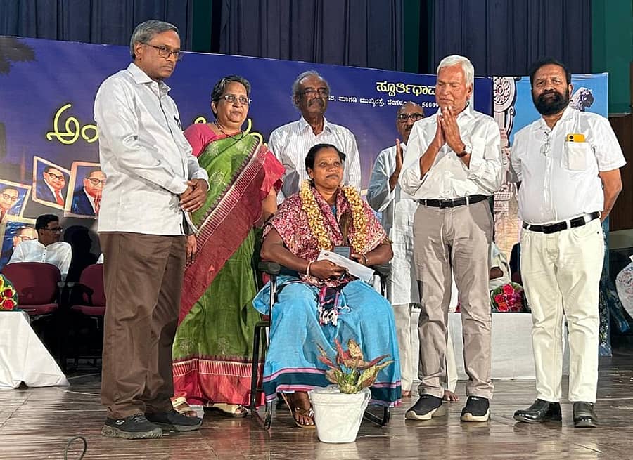 ಬೆಂಗಳೂರು ಸ್ಫೂರ್ತಿಧಾಮದಲ್ಲಿ ಭಾನುವಾರ ನಡೆದ ‘ಅಂಬೇಡ್ಕರ್ ಹಬ್ಬ-ನನ್ನ ಮತ ನನ್ನ ಭವಿಷ್ಯʼ ವಿಚಾರ ಸಂಕಿರಣದಲ್ಲಿ ಸುಶೀಲ ನಾಡ ಅವರಿಗೆ ‘ಬೋಧಿವರ್ಧನ’ ಪ್ರಶಸ್ತಿ ಪ್ರದಾನ ಮಾಡಲಾಯಿತು