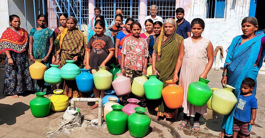 ಕುಡತಿನಿ ಪಟ್ಟಣದ 6ನೇ ವಾರ್ಡ್ನಲ್ಲಿ ನೀರಿನ ಸಮಸ್ಯೆ ನಿವಾರಿಸುವಂತೆ ವಾರ್ಡ್ನ ಮಹಿಳೆಯರು ಖಾಲಿ ಬಿಂದಿಗೆಗಳನ್ನು ಹಿಡಿದು ಶನಿವಾರ ಪ್ರತಿಭಟನೆ ನಡೆಸಿದರು